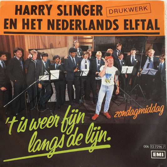 Harry Slinger En Het Nederlands Elftal - 't Is Weer Fijn Langs De Lijn Vinyl Singles Vinyl Zeer Goed / Hoesje Goed "VINYLSINGLES.NL"