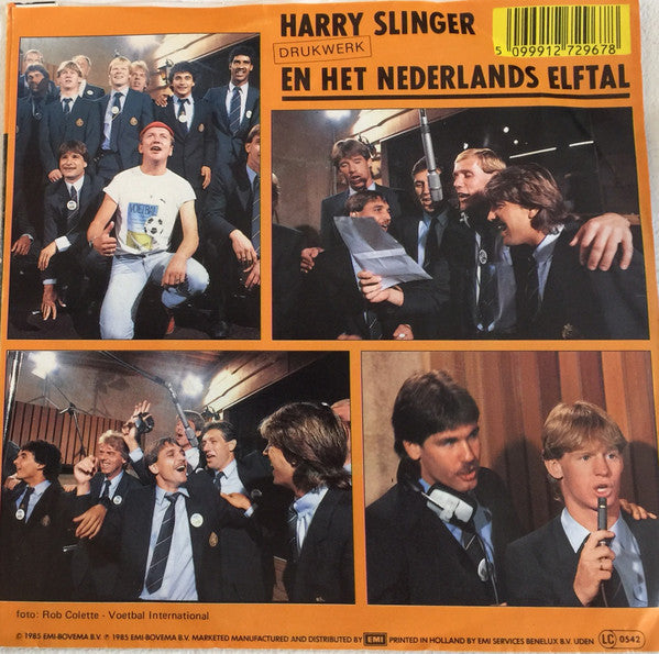Harry Slinger En Het Nederlands Elftal - 't Is Weer Fijn Langs De Lijn Vinyl Singles Vinyl Zeer Goed / Hoesje Goed "VINYLSINGLES.NL"